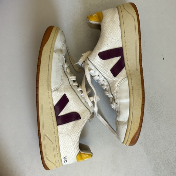 Veja Sneakers V-12 👟 with purple and yellow details - Picture 2 of 8